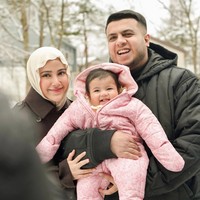 Miskah bersama Yislam juga berlibur ke Jepang pada akhir tahun. Mereka membawa buah hati kecilnya, Aisha, dalam perjalanan kali ini. Foto: Dok. Instagram