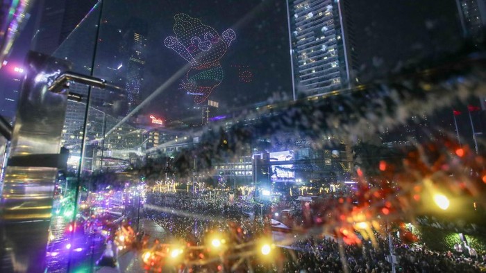 Atraksi drone menghiasi langit Bundaran HI Jakarta saat malam Tahun Baru 2026, menampilkan simbol ikonik ibu kota sebagai hiburan utama warga Jakarta Malam ini

Pertunjukan atraksi formasi drone menghiasi langit Bundaran Hotel Indonesia (HI), Jakarta, Kamis (1/1/2026).