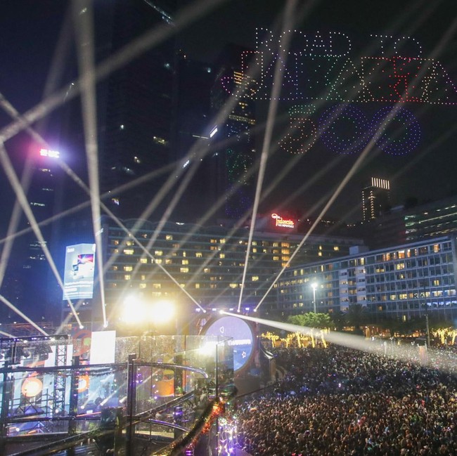 Atraksi Drone Warnai Malam Pergantian Tahun di Jantung Ibu Kota