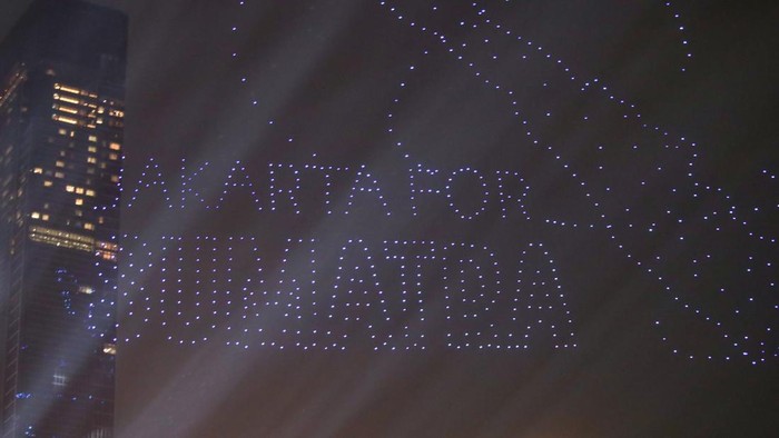 Atraksi drone menghiasi langit Bundaran HI Jakarta saat malam Tahun Baru 2026, menampilkan simbol ikonik ibu kota sebagai hiburan utama warga Jakarta Malam ini

Pertunjukan atraksi formasi drone menghiasi langit Bundaran Hotel Indonesia (HI), Jakarta, Kamis (1/1/2026).