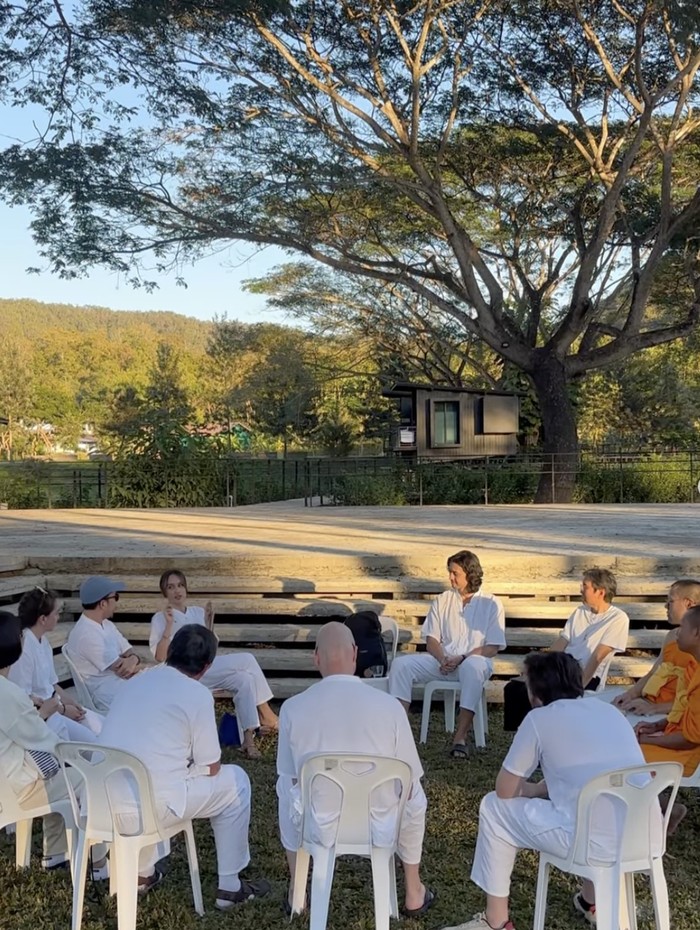 Cinta Laura menghabiskan 7 hari terakhir pada 2025 dengan melakukan meditasi di Thailand Utara.