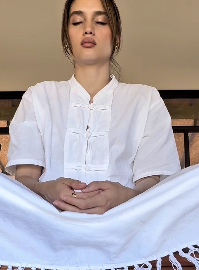 Cinta Laura menghabiskan 7 hari terakhir pada 2025 dengan melakukan meditasi di Thailand Utara.