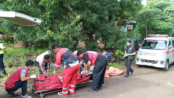 Evakuasi korban tewas kecelakaan di Pekalongan, Kamis (1/1/2026).