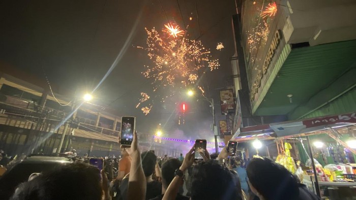 Ribuan Kembang Api Warnai Pergantian Tahun di Medan, Warga Padat