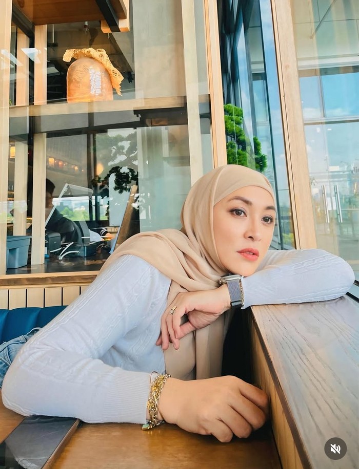 Gaya Seru Angelina Sondakh Jadi Food Vlogger, Makan Bebek Goreng hingga Kepiting