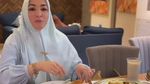 Gaya Seru Angelina Sondakh Jadi Food Vlogger, Makan Bebek Goreng hingga Kepiting