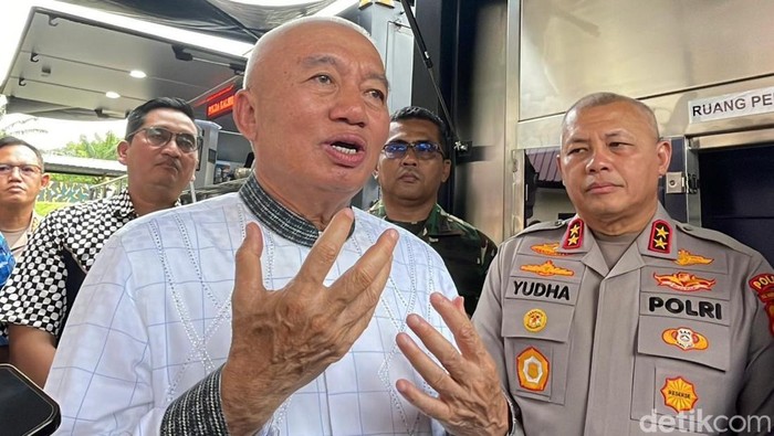 Gubernur Kalsel Muhidin merespons soal itu. Ia merasa khawatir dengan kondisi masyarakat setempat. Apalagi ia sempat melihat video ada masyarakat yang terjebak di atas atap.