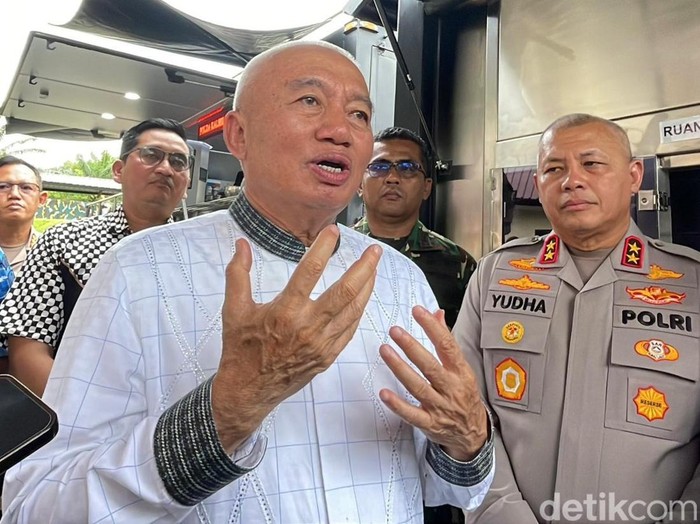 Gubernur Kalsel Muhidin merespons soal itu. Ia merasa khawatir dengan kondisi masyarakat setempat. Apalagi ia sempat melihat video ada masyarakat yang terjebak di atas atap.