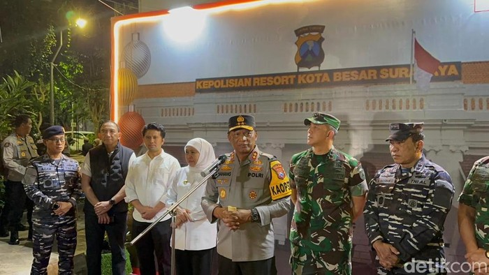Gubernur Khofifah bersama Kapolda Jatim Irjen Pol Nanang Avianto, Pangdam Brawijaya Mayjen TNI Rudy Saladin