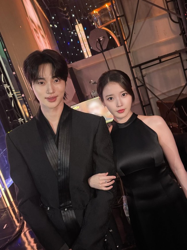 IU dan Byeon Woo Seok mencuri atensi usai membagikan foto kebersamaan mereka di belakang panggung MBC Drama Awards 2025. Foto: Instagram