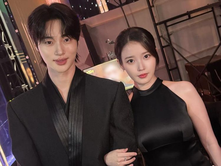 Potret IU dan Byeon Woo Seok, Pamer Chemistry Jelang Perfect Crown Tayang