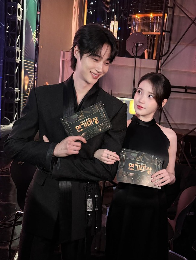 Sementara Byeon Woo Seok mengenakan setelan jas hitam dengan potongan menyerupai hanbok modern. Mencerminkan karakternya sebagai bangsawan di drakor Perfect Crown. Foto: Instagram