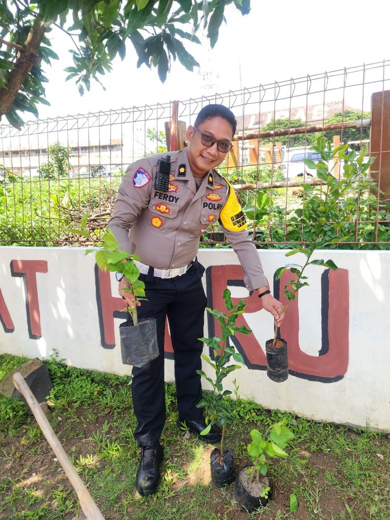 Kapolda Jateng Irjen Ribut meminta 3.394 personel yang naik pangkat menanam 13.576 pohon. (dok.istimewa)