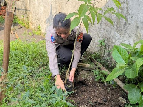 Kapolda Jateng Irjen Ribut meminta 3.394 personel yang naik pangkat menanam 13.576 pohon. (dok.istimewa)