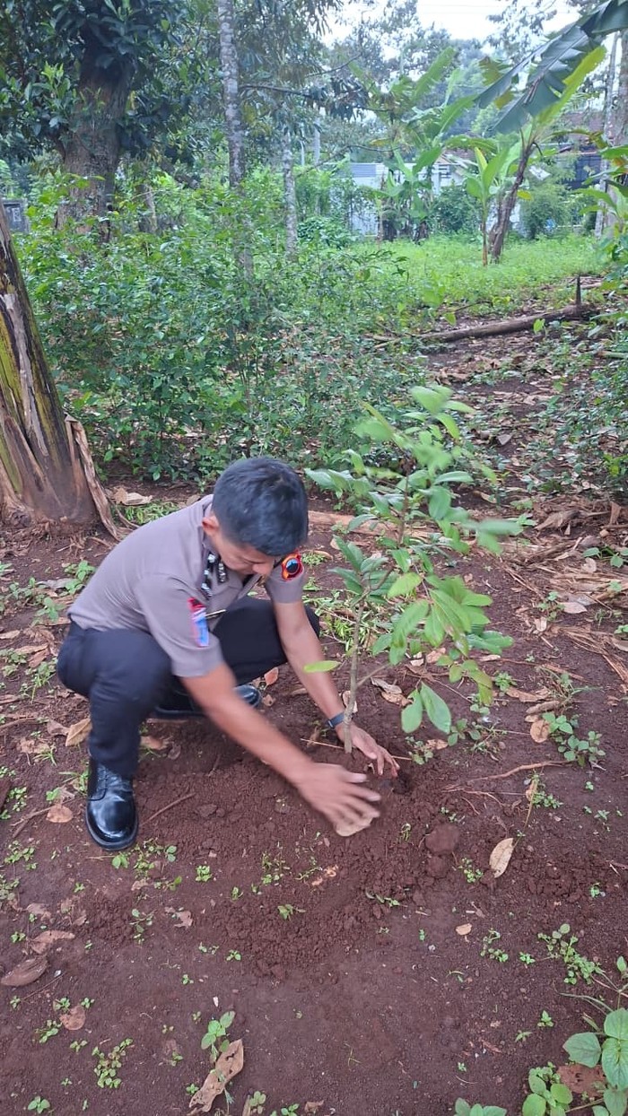 Lestarikan Lingkungan, Kapolda Jateng Ajak Anggota Naik Pangkat Tanam 13 Ribu Pohon