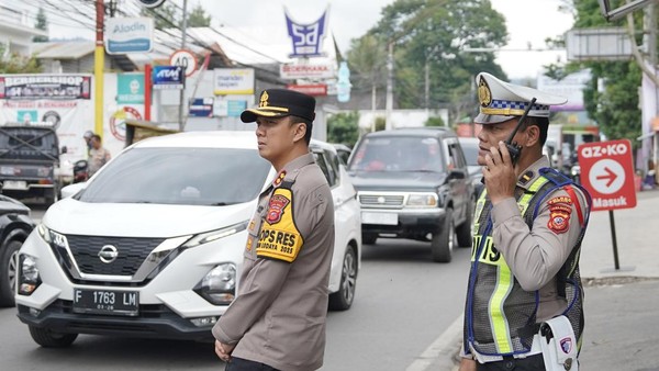Lembang Padat di Hari Pertama 2026, Polisi Berlakukan Rekayasa Lalin