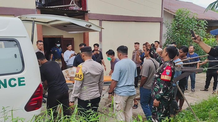 Karung berisi mayat ditemukan dalam kamar kos di Gang Bengkawan Bujang Malaka, Kelurahan Beringin, Kecamatan Kapuas, Kabupaten Sanggau, Kalimantan Barat (Kalbar) pada Kamis (1/1/2026) siang. Belum diketahui penyebab kematian korban. Pihak kepolisian sedang melakukan penyelidikan mendalam.