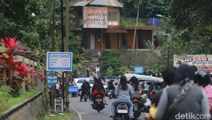 Kawasan wisata di Kaliurang ramai diserbu wisatawan pada Kamis (1/1/2026).