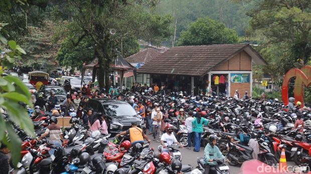 Kawasan wisata di Kaliurang ramai diserbu wisatawan pada Kamis (1/1/2026).