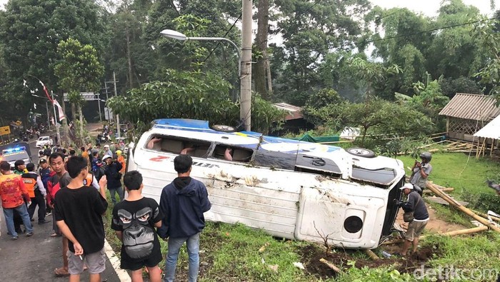 Minibus Wisatawan Terguling di Jalur Cangar-Pacet Mojokerto