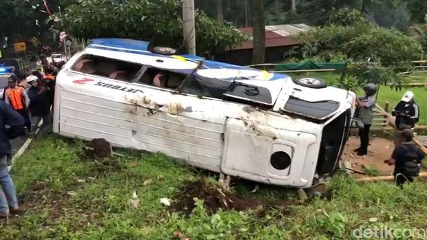 Minibus Isuzu Elf terguling di jalur Cangar-Pacet, Mojokerto, akibat rem blong. 16 wisatawan terluka, 2 anak dalam kondisi tidak sadar. Evakuasi dilakukan.