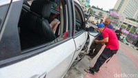 Menurut keterangan petugas di lokasi, kecelakaan tersebut terjadi sekitar pukul 05.30 WIB.