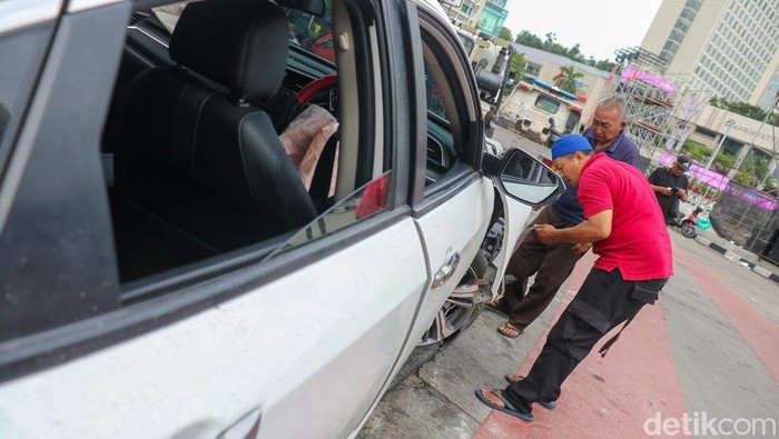 Sebuah mobil mengalami kecelakaan di Bundaran Hotel Indonesia (HI), Jakarta Pusat, Kamis pagi (1/1/2026), bertepatan dengan hari pertama tahun baru.
Menurut keterangan petugas di lokasi, kecelakaan tersebut terjadi sekitar pukul 05.30 WIB.