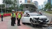 Sebuah mobil mengalami kecelakaan di Bundaran Hotel Indonesia (HI), Jakarta Pusat, Kamis pagi (1/1/2026).
