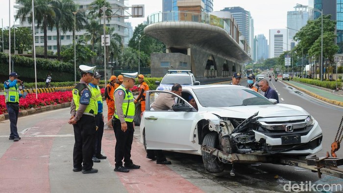 Sebuah mobil mengalami kecelakaan di Bundaran Hotel Indonesia (HI), Jakarta Pusat, Kamis pagi (1/1/2026), bertepatan dengan hari pertama tahun baru.
Menurut keterangan petugas di lokasi, kecelakaan tersebut terjadi sekitar pukul 05.30 WIB.