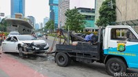 Benturan menyebabkan bagian depan mobil mengalami kerusakan cukup parah yang disebabkan menabrak sparator busway.