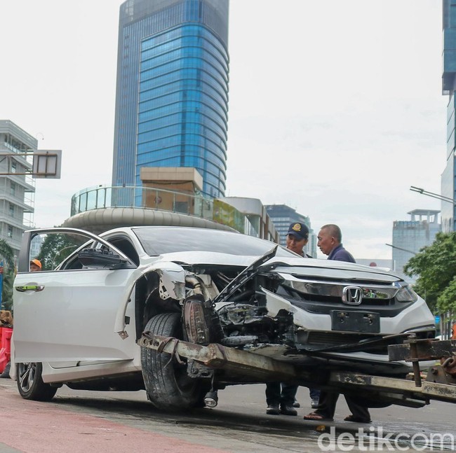 Mobil Tabrak Separator Busway di Bundaran HI
