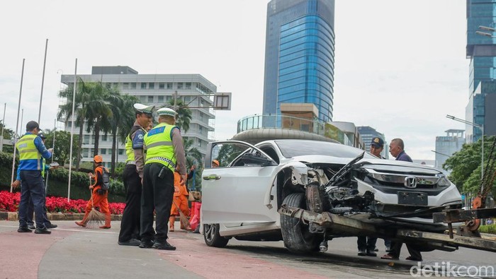 Sebuah mobil mengalami kecelakaan di Bundaran Hotel Indonesia (HI), Jakarta Pusat, Kamis pagi (1/1/2026), bertepatan dengan hari pertama tahun baru.
Menurut keterangan petugas di lokasi, kecelakaan tersebut terjadi sekitar pukul 05.30 WIB.
