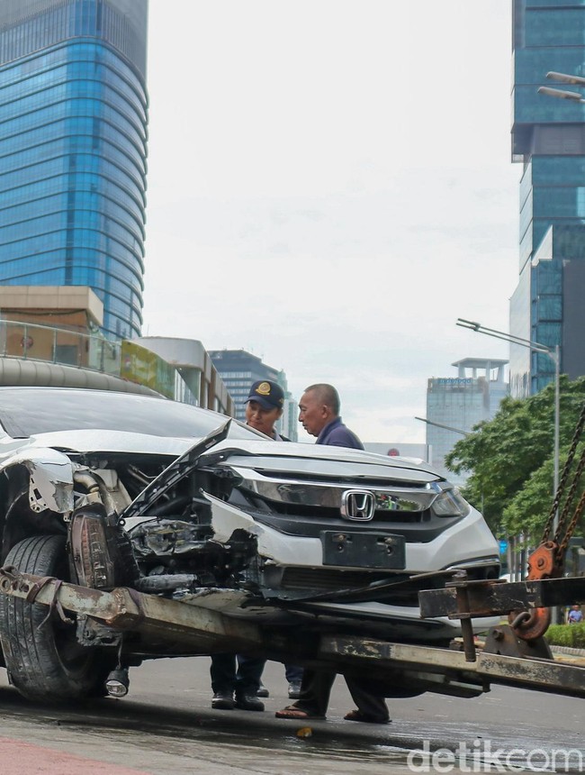 Mobil Tabrak Separator Busway di Bundaran HI