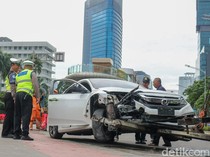 Mobil Tabrak Separator Busway di Bundaran HI
