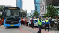 Petugas bergerak cepat membersihkan tempat kejadian supaya arus lalu lintas berjalan lancar kembali