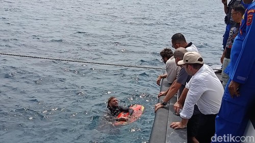 Keluarga korban berbincang dengan seorang penyelam yang terlibat dalam pencarian korban di Selat Pulau Padar, Kamis (1/1/2026).