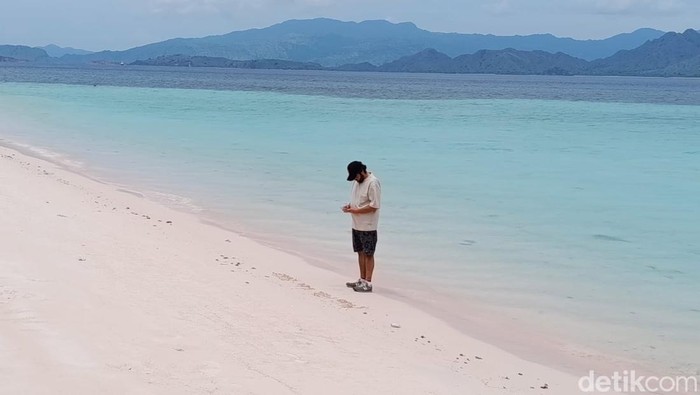 Haru di Pulau Padar, Nama Pelatih Valencia dan Anak Ditulis di Pasir