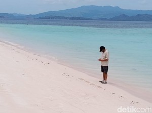 Keluarga Tulis Nama Pelatih Valencia dan Anak di Pantai Pink