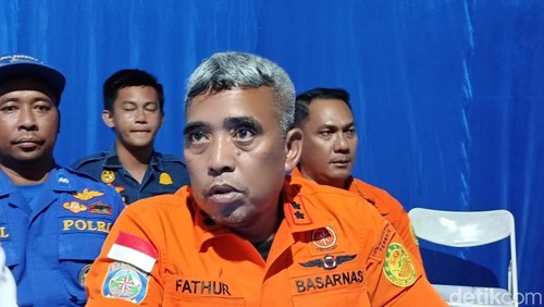 Kepala Kantor Basarnas Maumere Fathur Rahman memberikan keterangan pers hasil operasi SAR korban kapal tenggelam, di Labuan Bajo, Manggarai Barat, NTT Kamis (1/1/2026) malam.