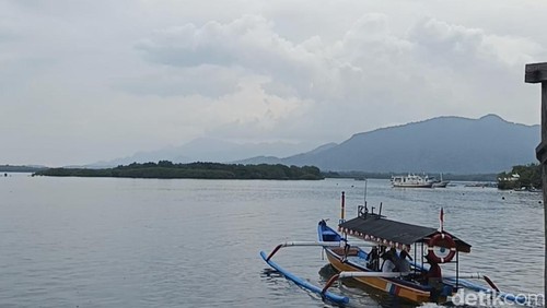 Kunjungan di kawasan Wisata Teluk Gilimanuk, Kabupaten Jembrana, Bali, membeludak pada momen awal tahun 2026, Kamis (1/1/2026).
