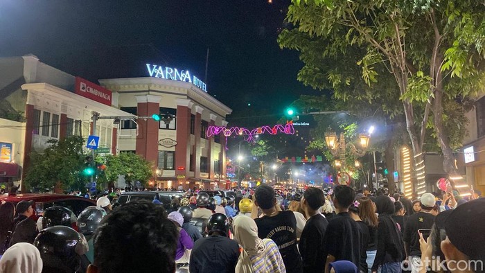Jalan Tunjungan Macet Total Saat Malam Pergantian Tahun