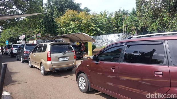 Lalu lintas menuju TM Ragunan, Jaksel, macet saat tahun baru.