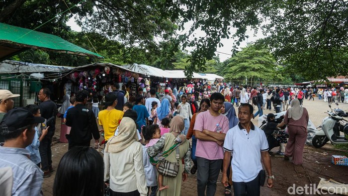Sejumlah pengunjung beraktivitas di Lenggang Jakarta, Kamis (1/1/2025). Libur natal dan Tahun Baru dimanfaatkan warga untuk mengunjungi Monumen Nasional, untuk menjangkaunya mereka melewati Lenggang Jakarta yang menjual berbagai macam souvenir dan makanan Jakarta.