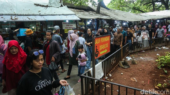 Sejumlah pengunjung beraktivitas di Lenggang Jakarta, Kamis (1/1/2025). Libur natal dan Tahun Baru dimanfaatkan warga untuk mengunjungi Monumen Nasional, untuk menjangkaunya mereka melewati Lenggang Jakarta yang menjual berbagai macam souvenir dan makanan Jakarta.