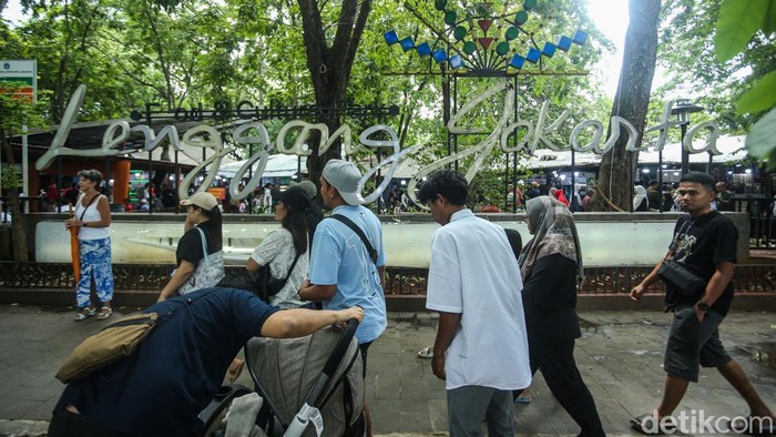 Sejumlah pengunjung beraktivitas di Lenggang Jakarta, Kamis (1/1/2025). Libur natal dan Tahun Baru dimanfaatkan warga untuk mengunjungi Monumen Nasional, untuk menjangkaunya mereka melewati Lenggang Jakarta yang menjual berbagai macam souvenir dan makanan Jakarta.