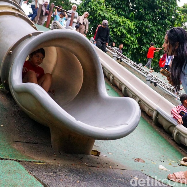 Libur Tahun Baru, Warga Padati Tebet Eco Park