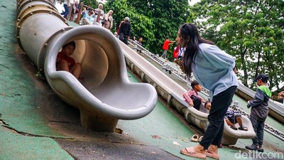 Libur Tahun Baru, Warga Padati Tebet Eco Park