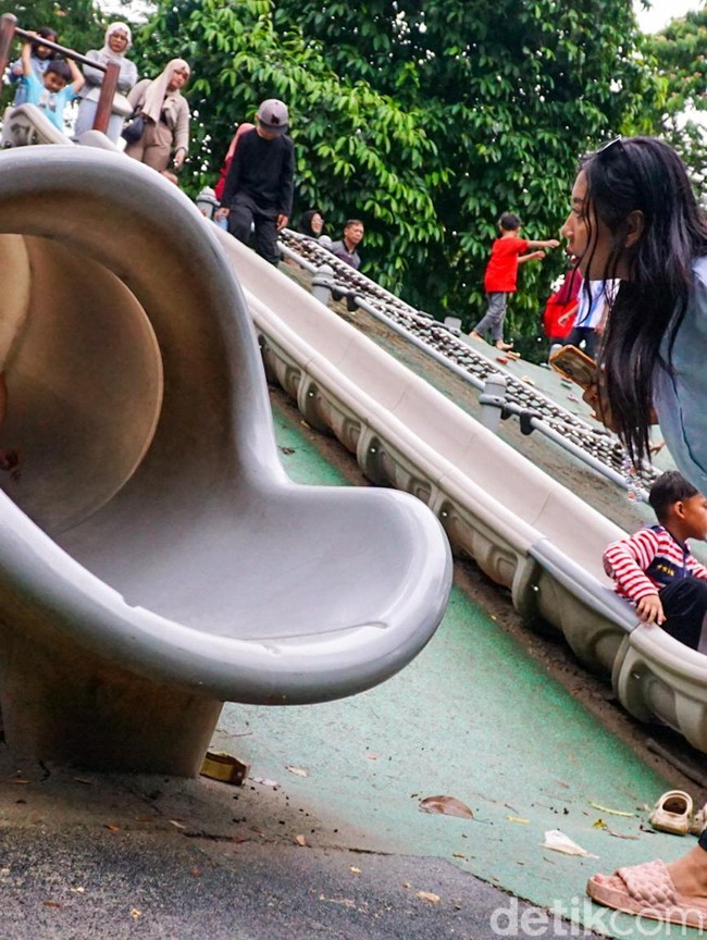 Libur Tahun Baru, Warga Padati Tebet Eco Park