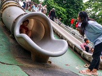Libur Tahun Baru, Warga Padati Tebet Eco Park