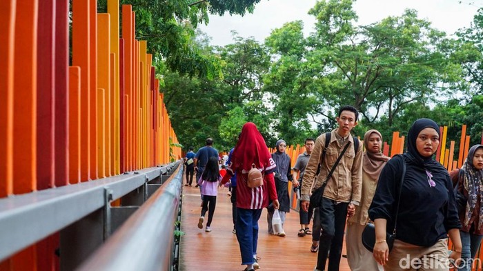 Warga memilih mengisi libur Tahun Baru di Tebet Eco Park, Jakarta Selatan, Kamis (1/1/2026). Area taman terlihat ramai oleh pengunjung.